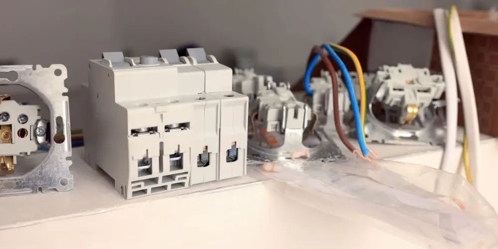 Aardlekschakelaar Testen: Stapsgewijze Handleiding en Wettelijke Vereisten