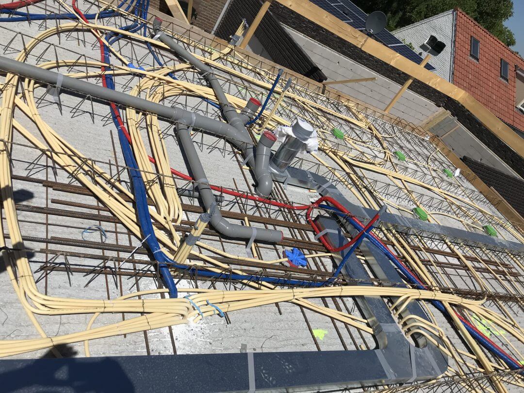 Elektraleidingen aangelegd in de vloerwapening van een nieuwbouwwoning, vóór het storten van de vloer