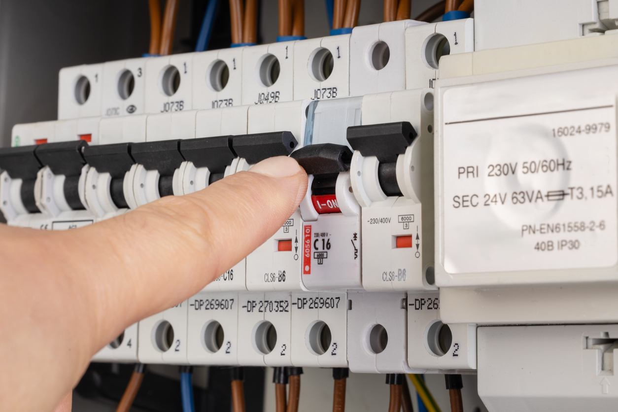 Spoed elektricien Katwijk controleert getripte aardlekschakelaar in groepenkast