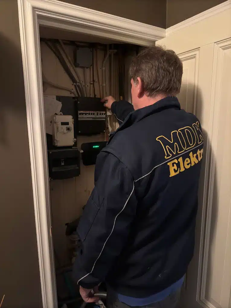 Monteur van MDK Elektro aan het werk in een meterkast