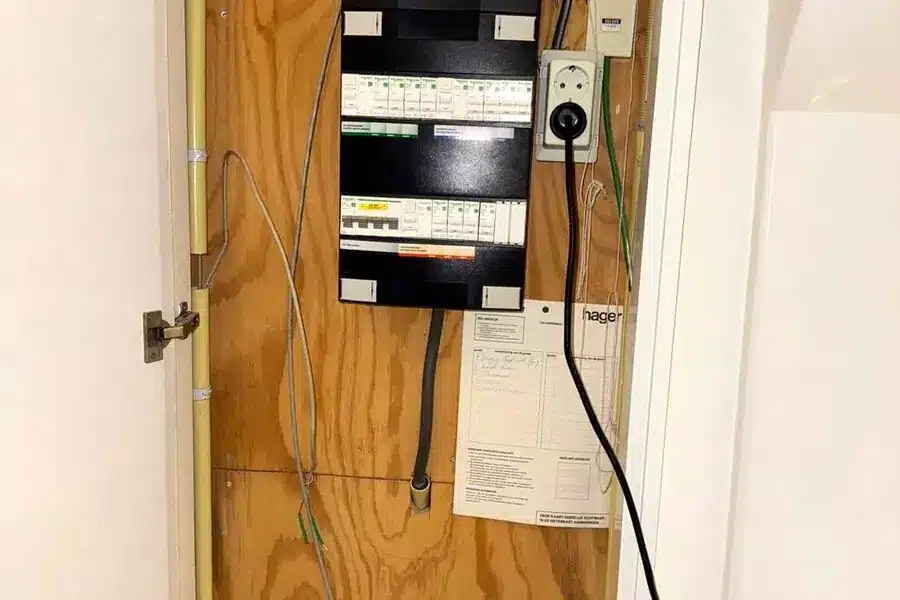 Nieuwe groepenkast met installatieautomaten en aardlekschakelaars