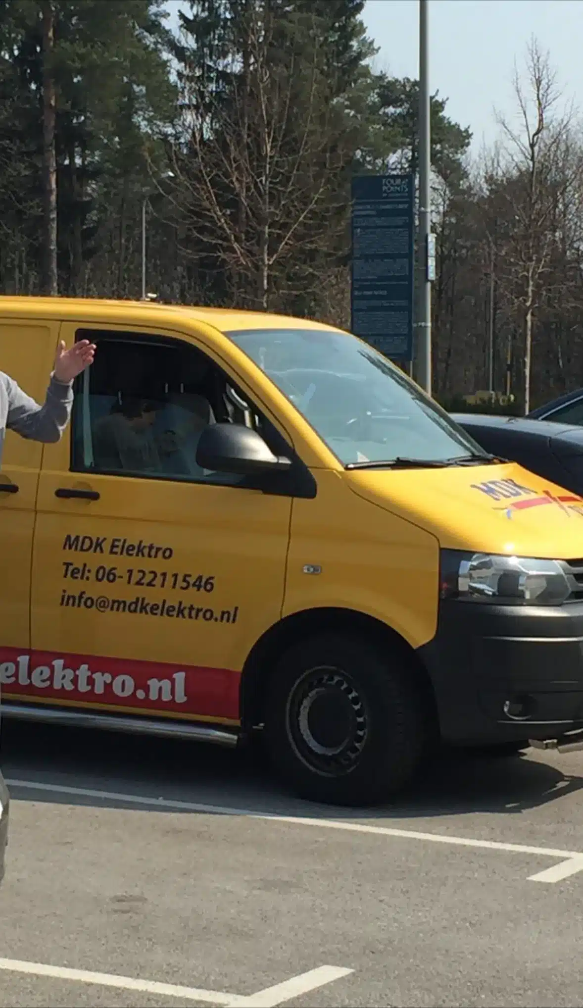 Gele servicebus van MDK Elektro geparkeerd op locatie bij een klus