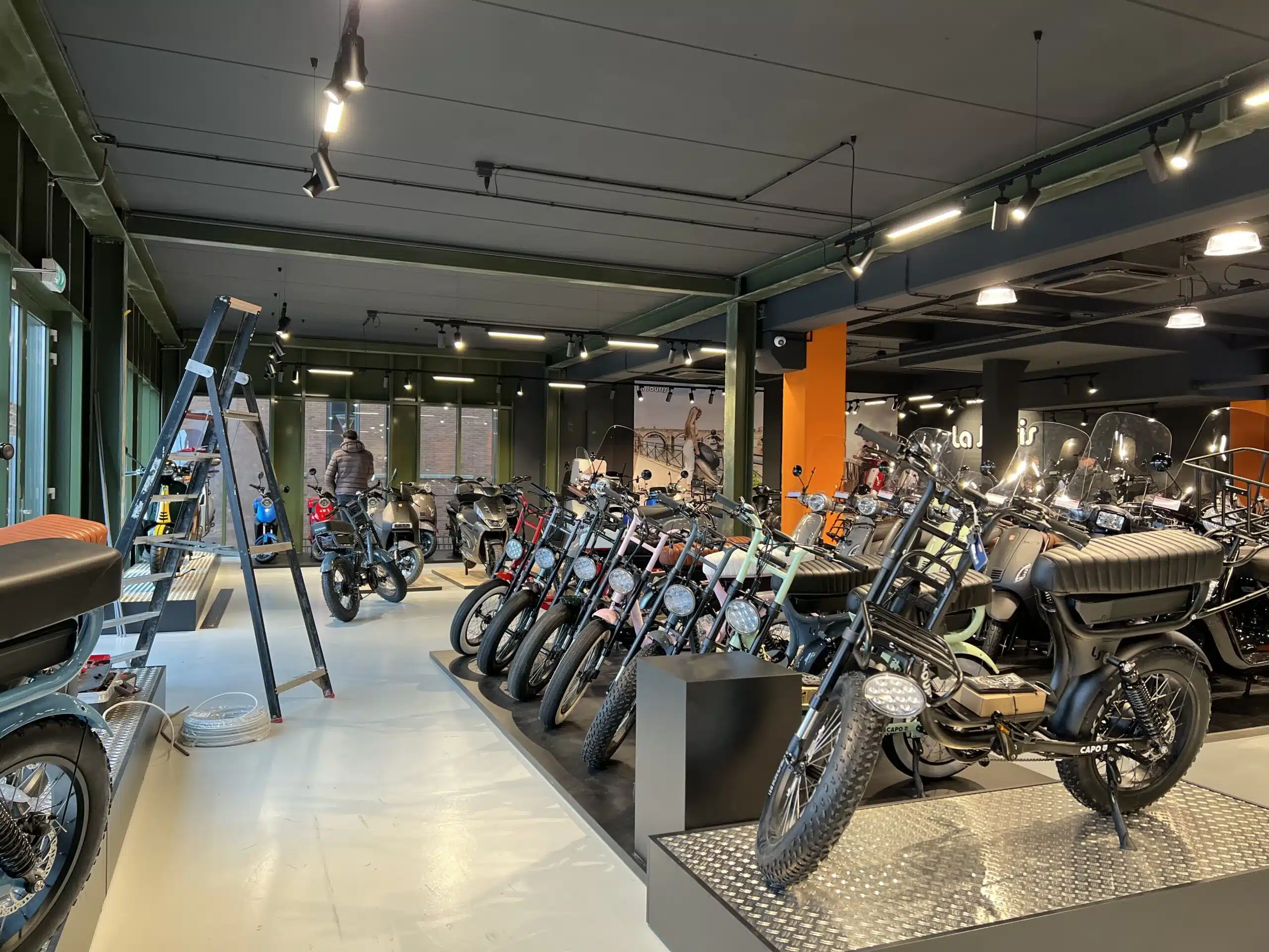 Showroom van een scooterwinkel met nieuwe verlichting aan het plafond